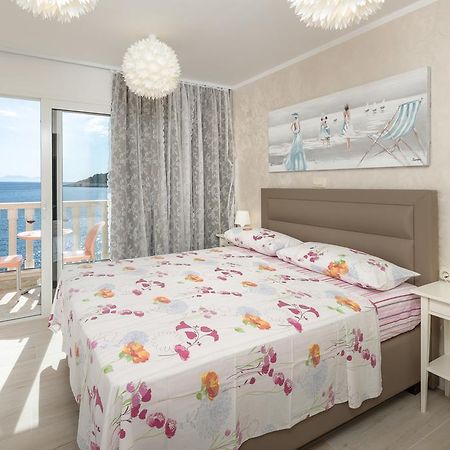 Superb Beachfront Luxury Seaview With Private Beach Milna  Bagian luar foto