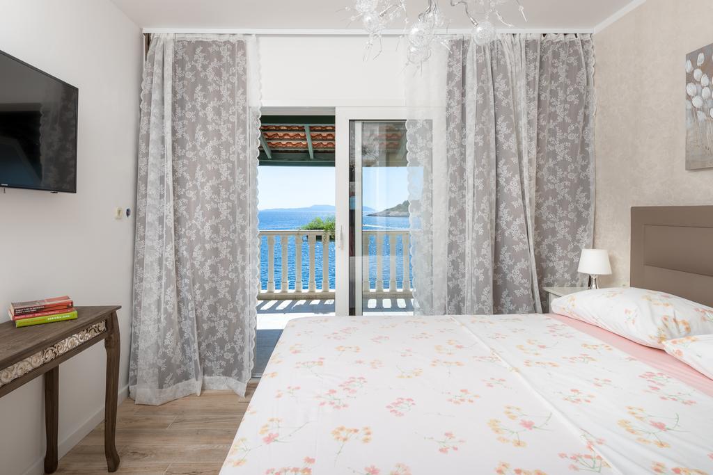 Superb Beachfront Luxury Seaview With Private Beach Milna  Bagian luar foto