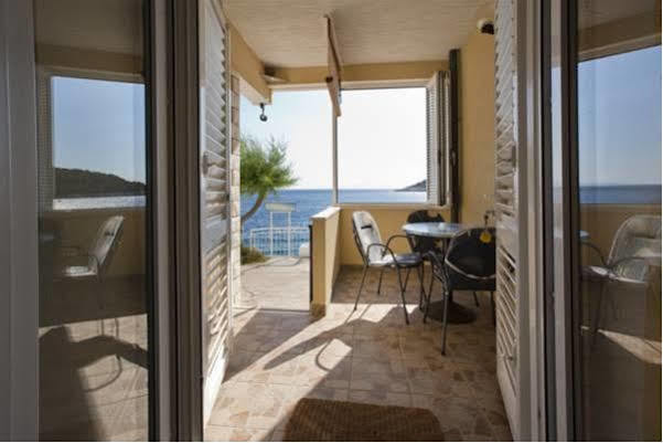 Superb Beachfront Luxury Seaview With Private Beach Milna  Bagian luar foto