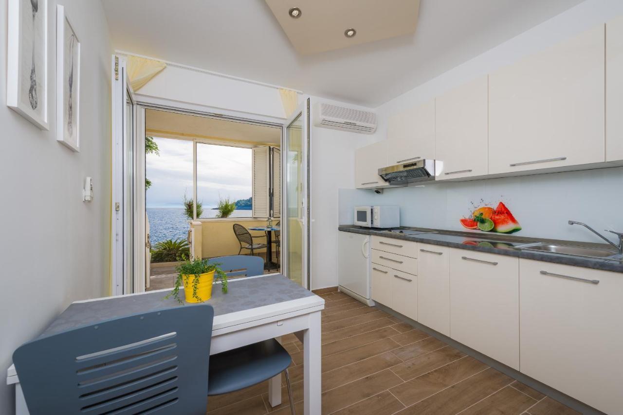 Superb Beachfront Luxury Seaview With Private Beach Milna  Bagian luar foto